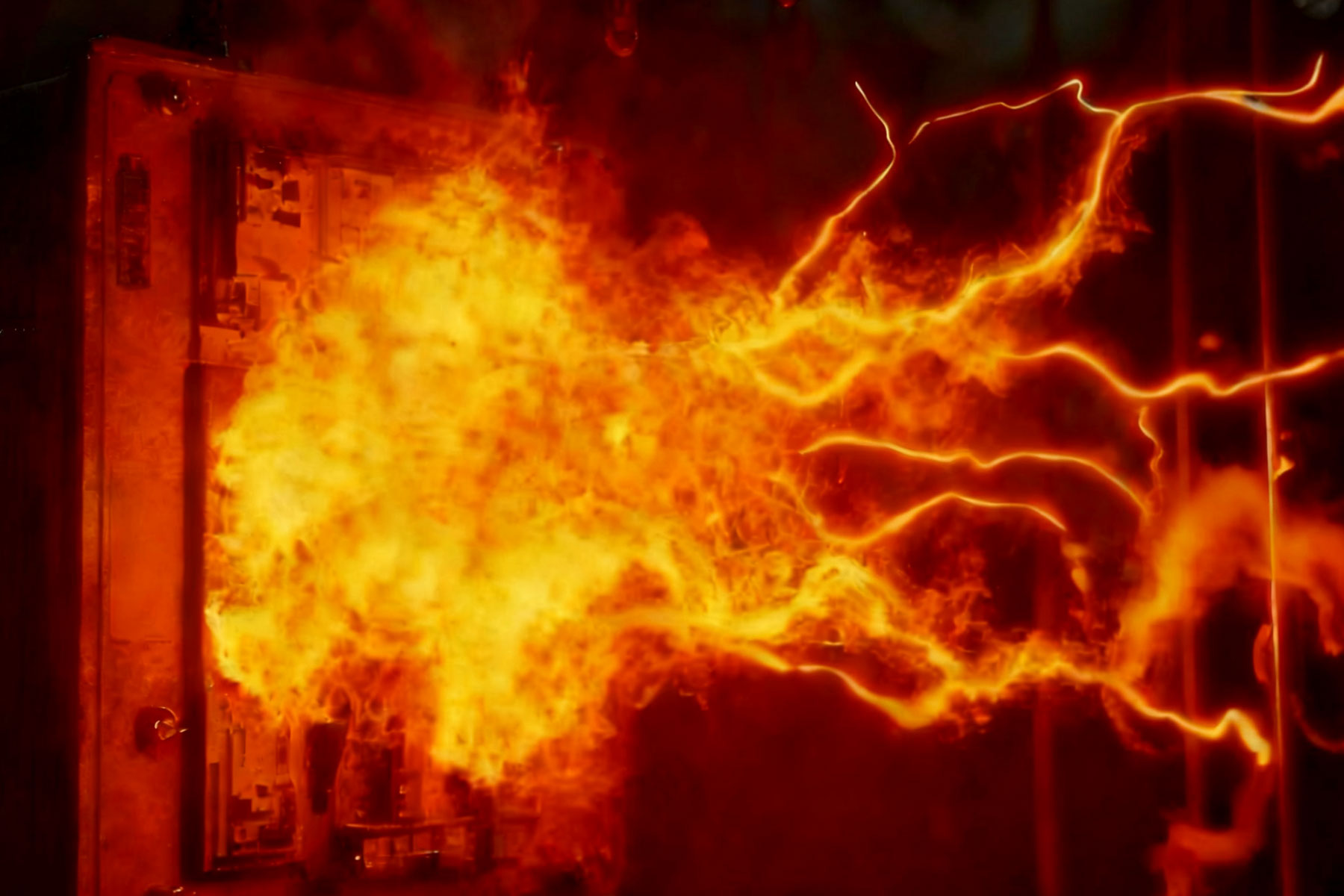 コンデンサバンクの切り替えに伴うアークフラッシュのリスクとは何ですか?また、それらを軽減するにはどうすればよいですか?