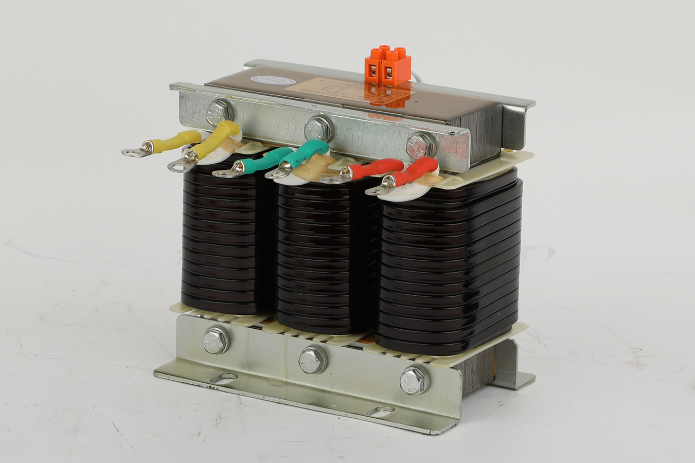 補償能力を損なうことなくコンデンサを確実に保護するには、離調リアクトルのサイズを適切に設定するにはどうすればよいでしょうか?