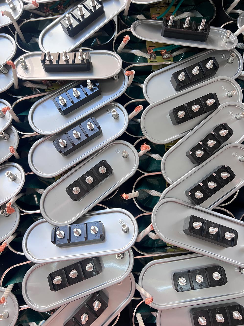 コンデンサの電源端子を接続するときのトルク値の意味と締め付け不良の危険性は何ですか?